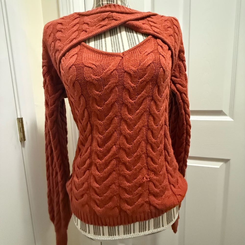 Red by BKE Key Hole Cable Knit Sweater - medium